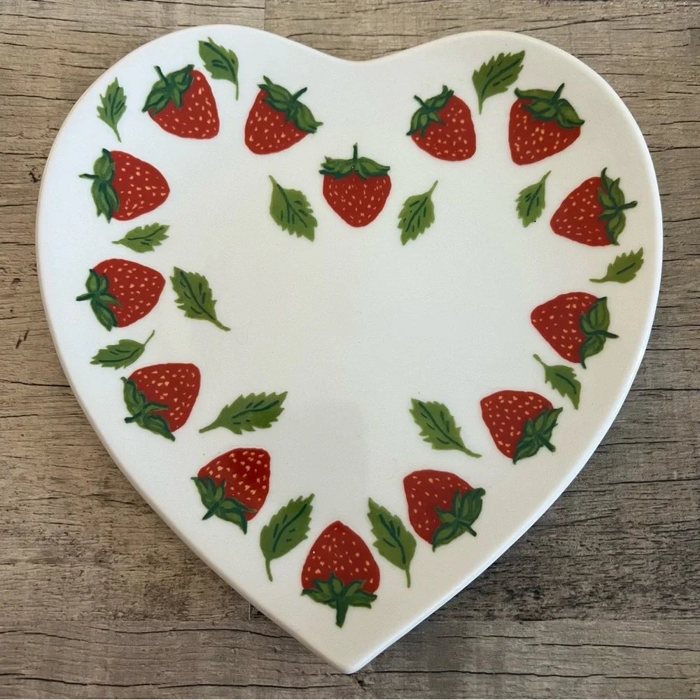 Williams-Sonoma La Fraise Chene Heart Shaped Fruit/Dessert Plate. Japan. 6.75